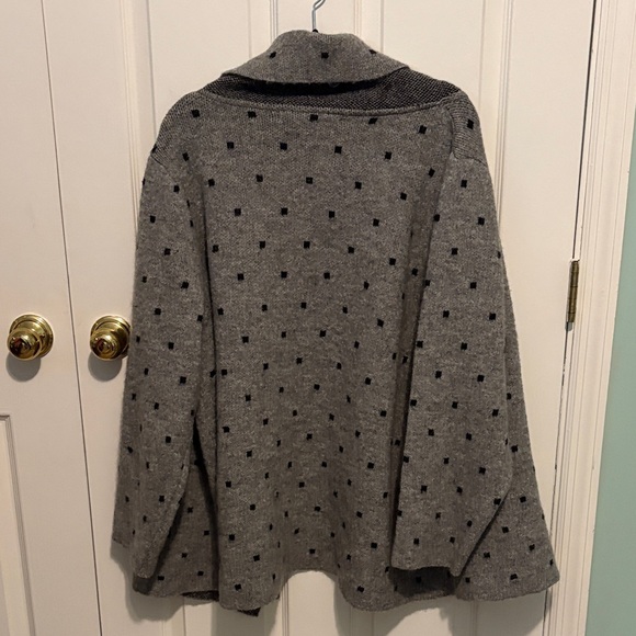 Gorgeous Max Studio Charcoal and Ebony Cowl Neck Sweater - Picture 5 of 6